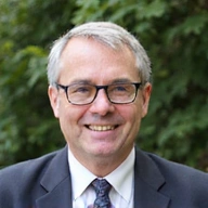 Portret Dr. Jana Kowalskiego, eksperta w dziedzinie fitoterapii.