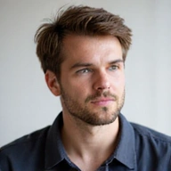 Portret Piotra Wiśniewskiego, szefa działu innowacji.